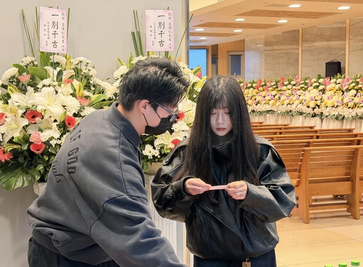 袁惟仁葬礼布满鲜花，老母亲前往送别凝视遗照，孙女搀扶场面哀伤