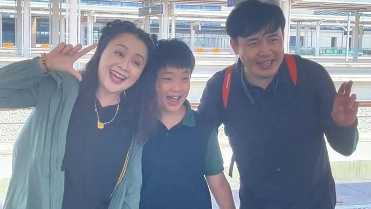 她演丫鬟让人记了25年，教授丈夫等她9年结婚，每月给10万零花钱