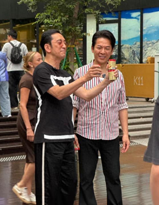 62岁吴启华在香港尖沙咀街头被偶遇，现实中真人看起来苍老了好多