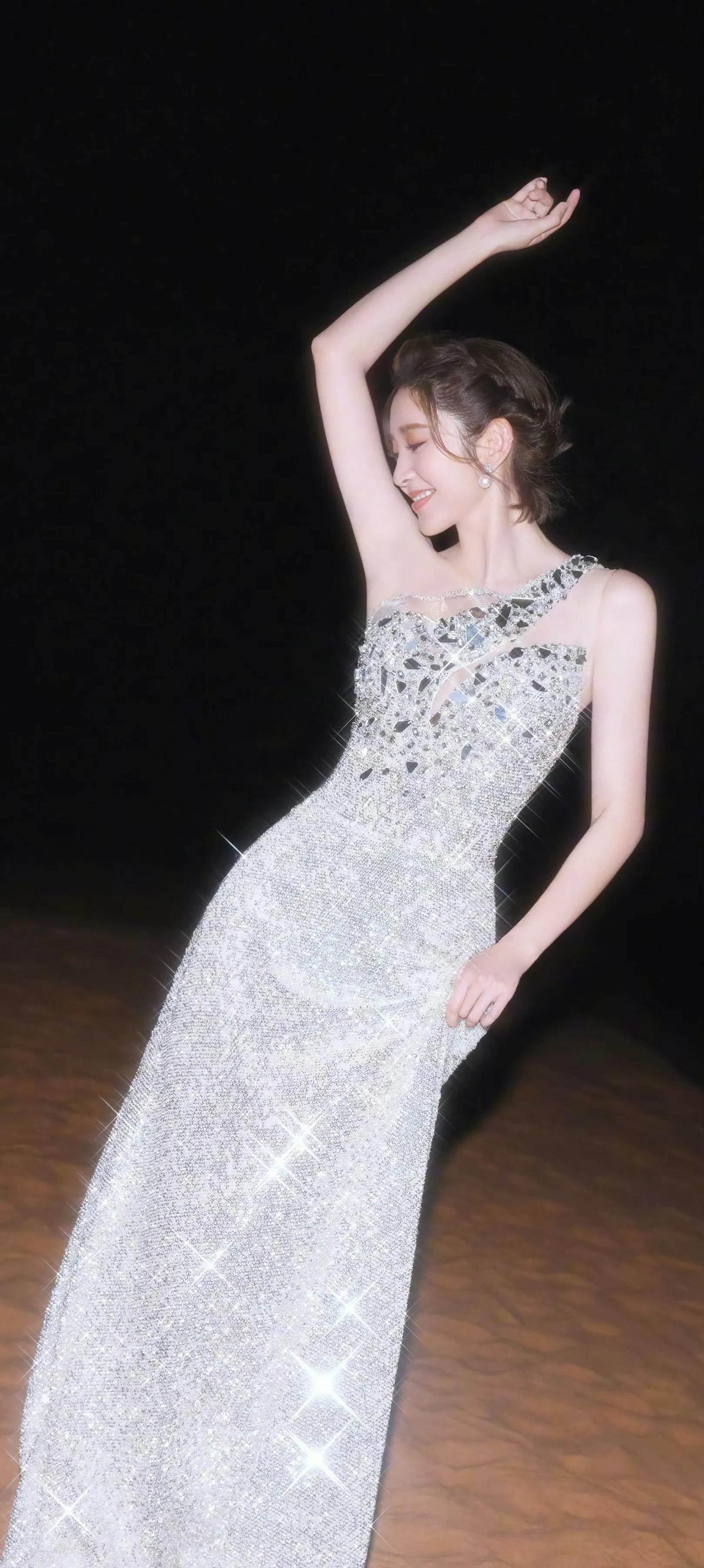 唐艺昕穿搭，银妆夏夜，闪闪清冷气质