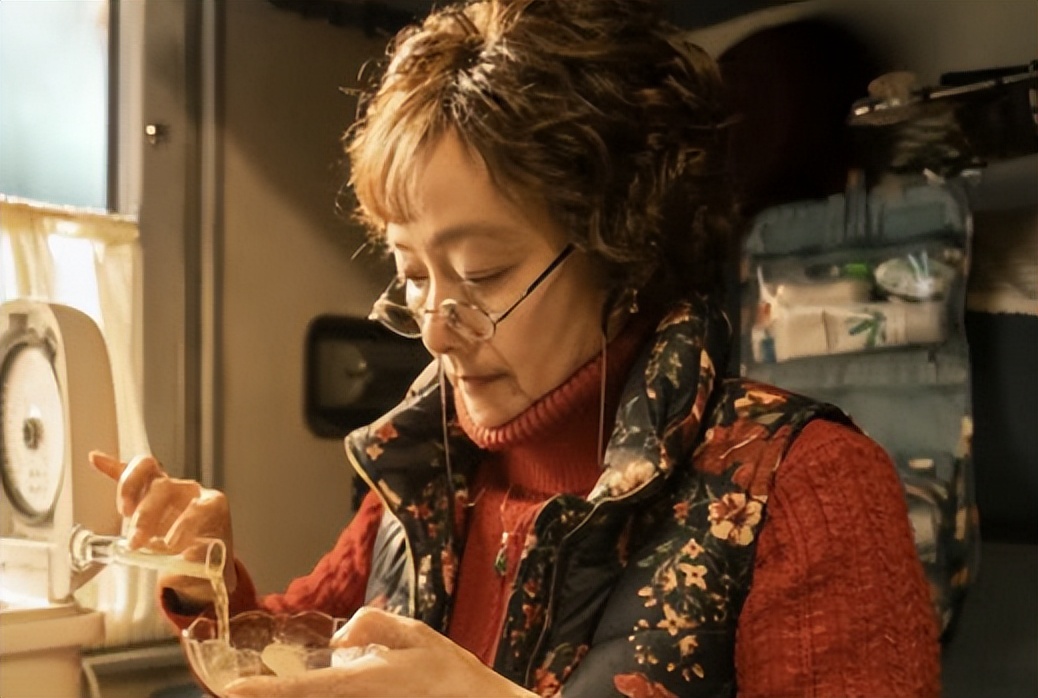如今隐居上海的黄梅莹，和儿子彻底划清界限后，75岁越活越潇洒