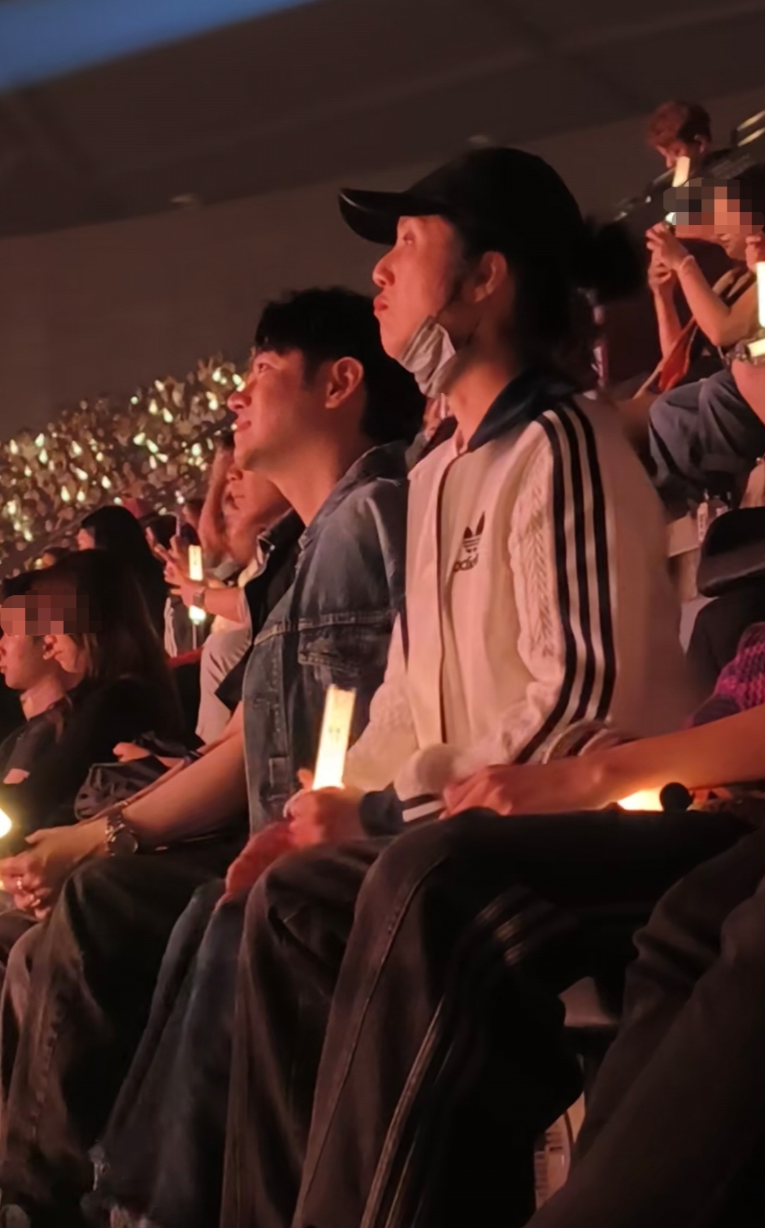 陈奕迅现身单依纯深圳演唱会，表情引人注意，杨千嬅陈辉阳也在