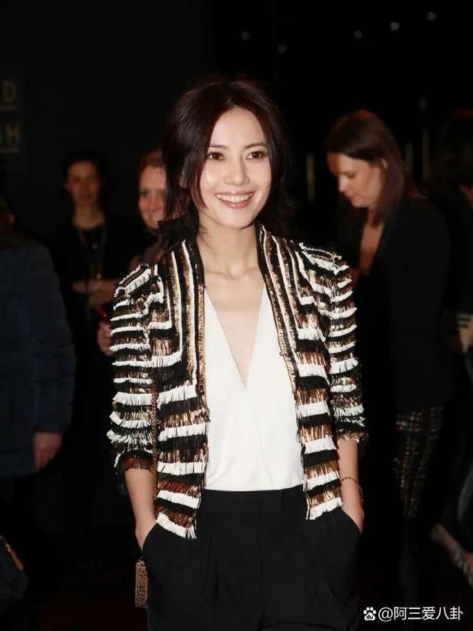 高圆圆在国外秀场真漂亮！笑靥如花，明媚灿烂。 ???