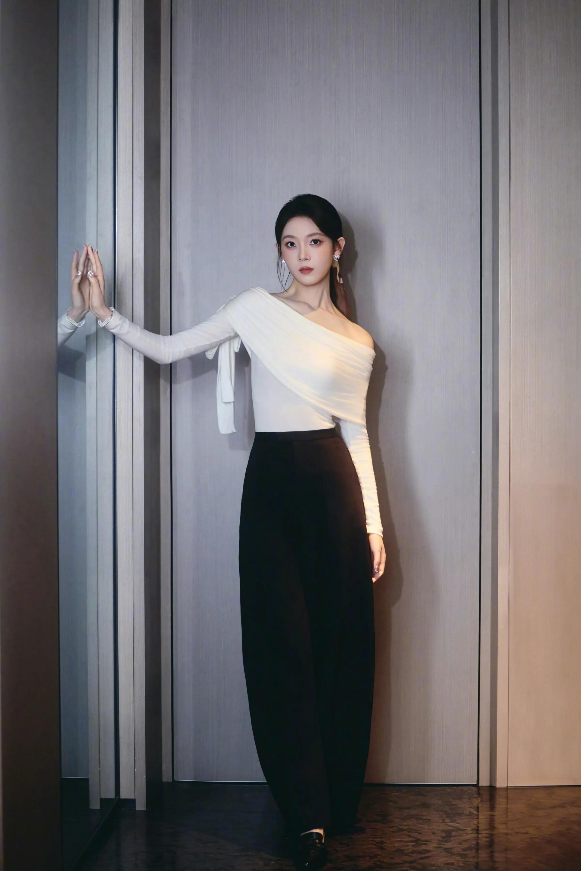 陈瑶，温婉丝巾发带造型。
