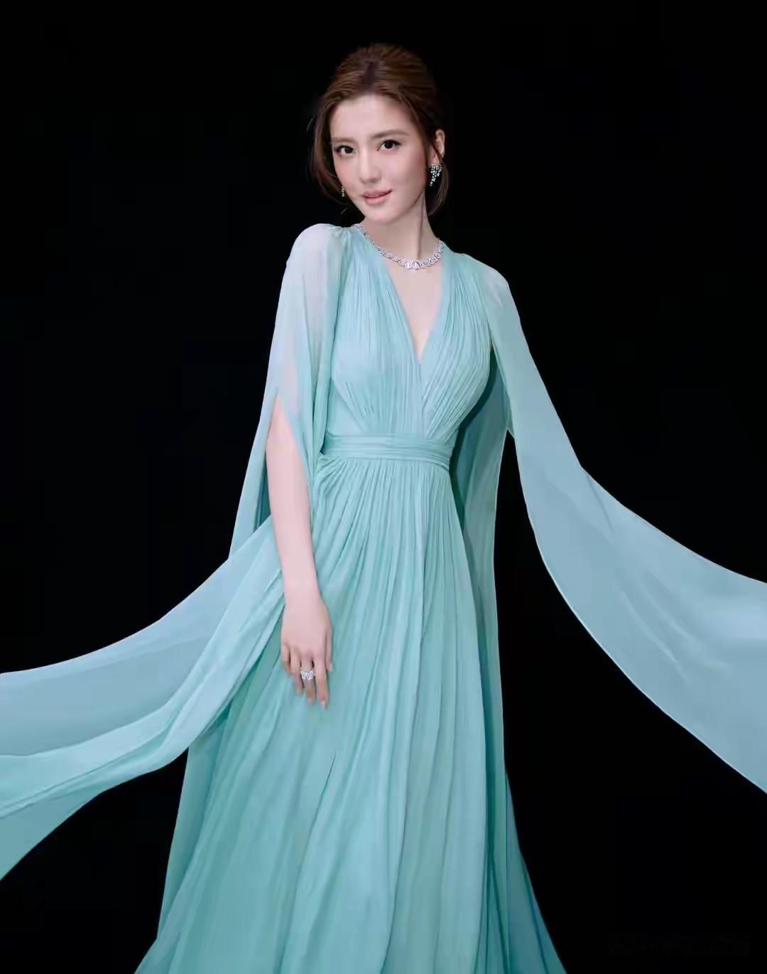 吴千语现身沈阳，绿色长裙直接封神，整条街的颜值都被她拉高了
