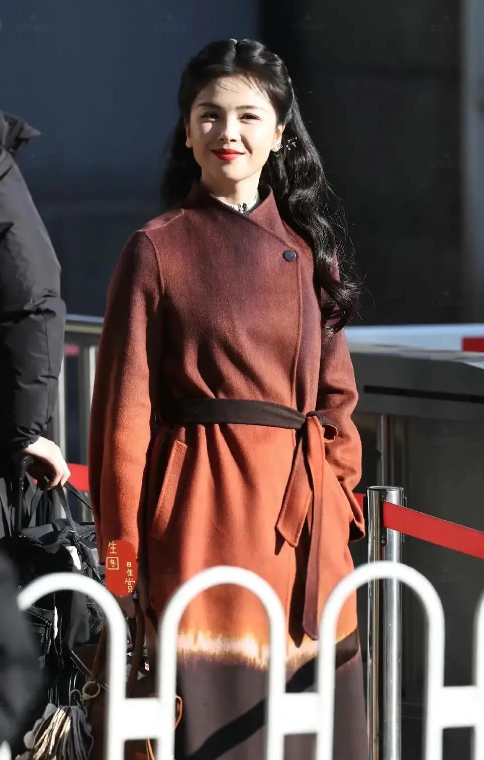 刘涛今日春晚彩排上班路透美照，太萌太可爱的妈咪