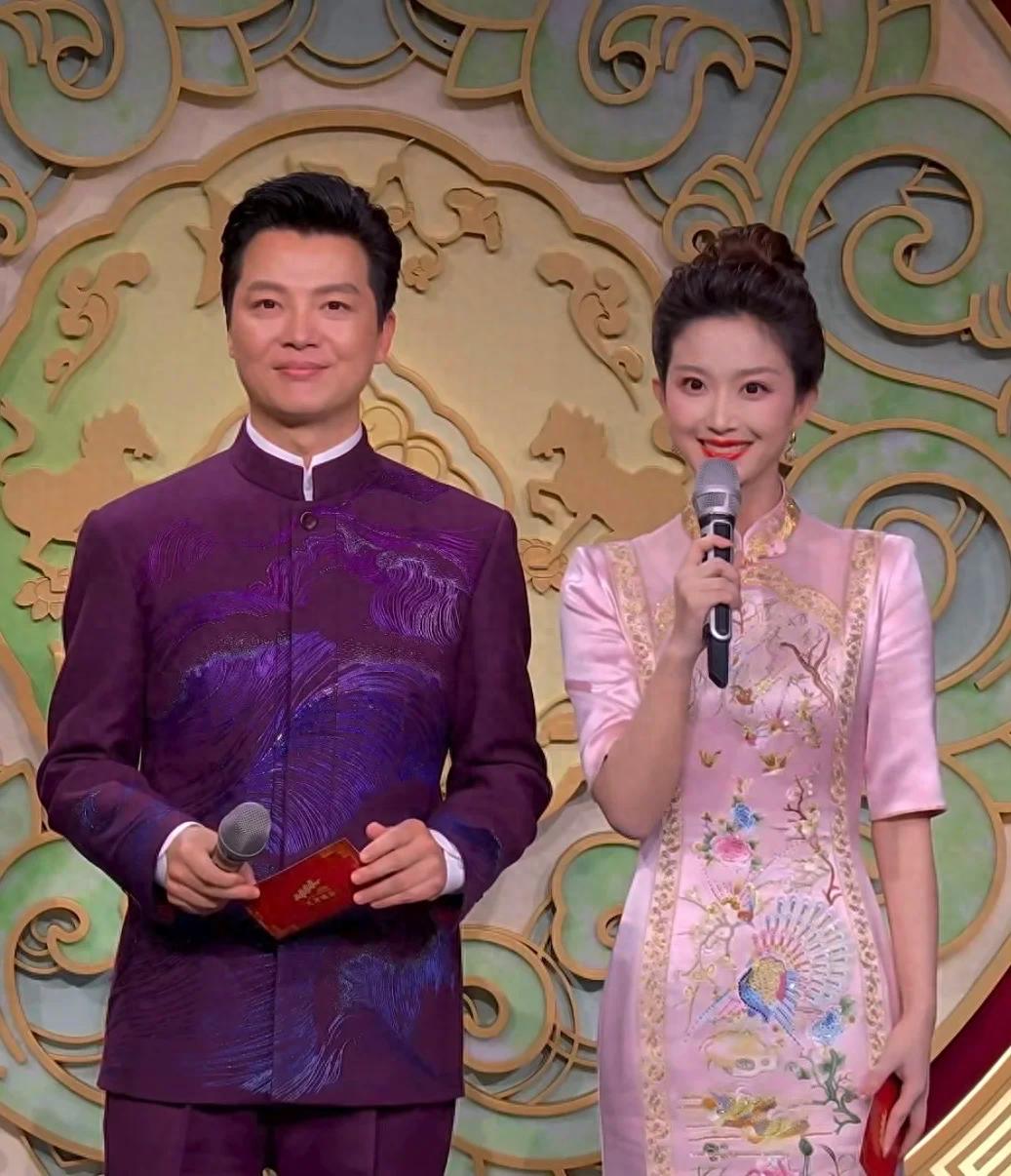 任鲁豫一家三口临沂被遇，妻子肤白貌美似明星，4岁儿子超像爸爸