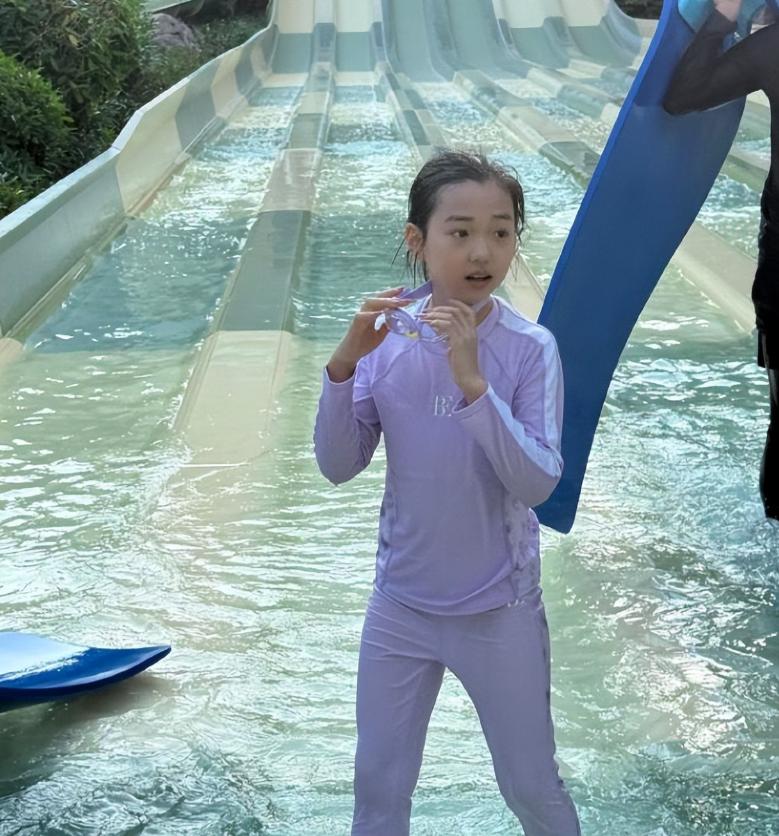 董璇佟丽娅两家三亚度假！小酒窝朵朵同坐泳圈摆pose，张维伊超帅