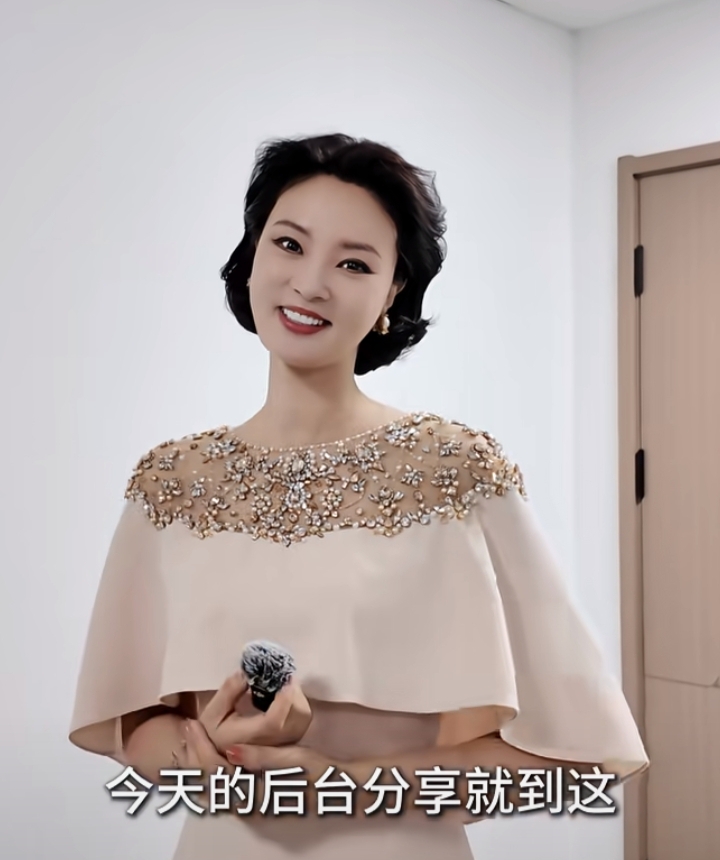 刘芳菲分享春晚礼服裸色钉珠披肩裙配复古卷发优雅大气尽显东方美