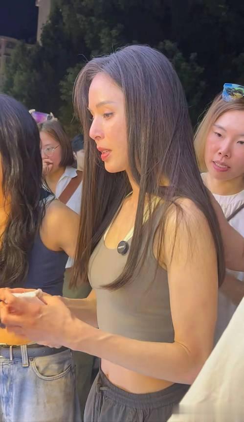 被老头“白嫖”10年，还倒贴上亿，59岁不婚不育的李若彤，后悔吗