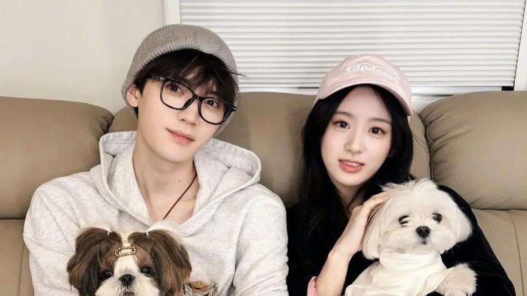 抱狗同框甜度爆表！周翊然包上恩“一家四口”既视感引热议