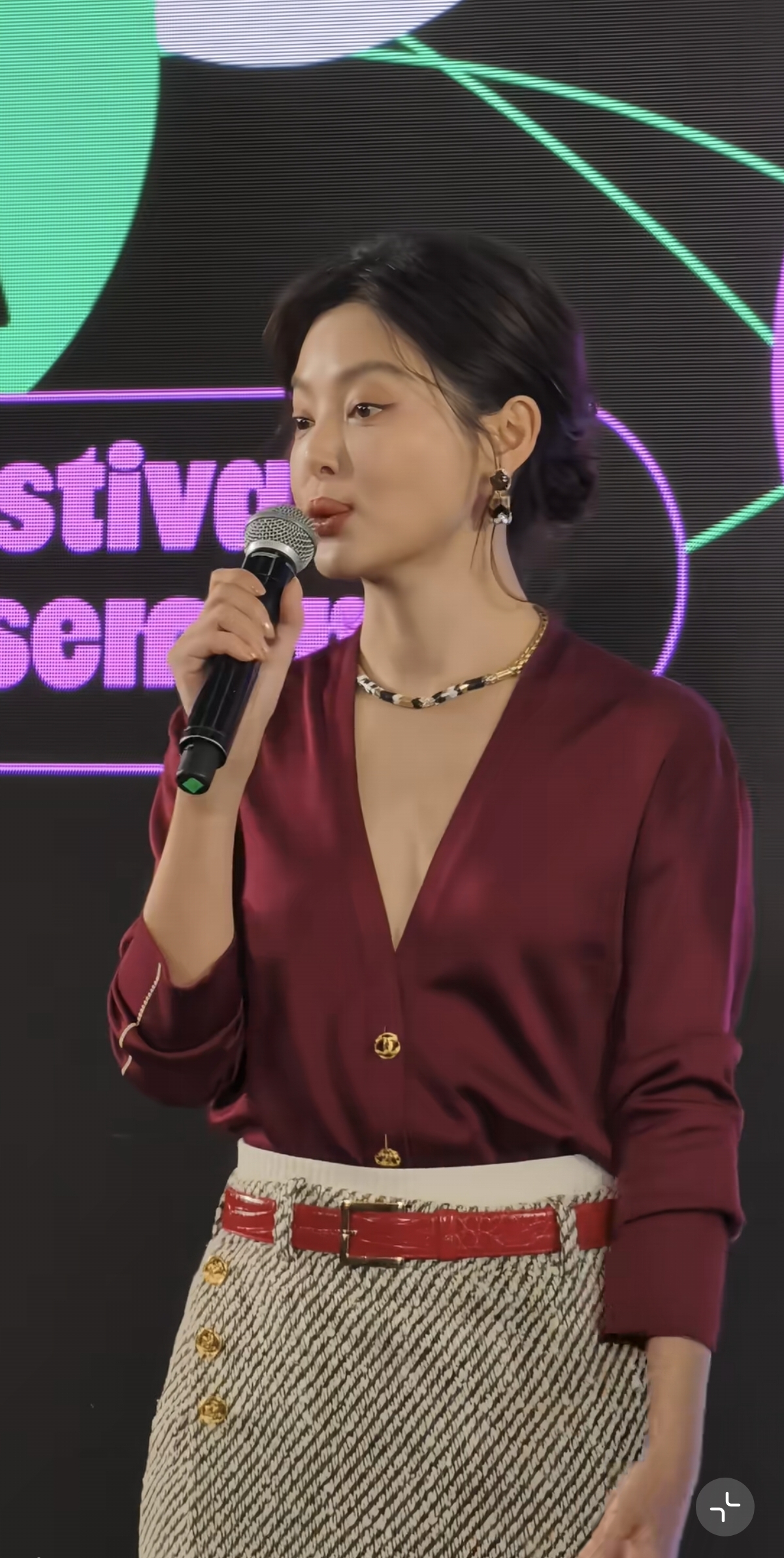 辛芷蕾出席活动，着装高级优雅，极简流畅，不夸张不暴露不艳俗！