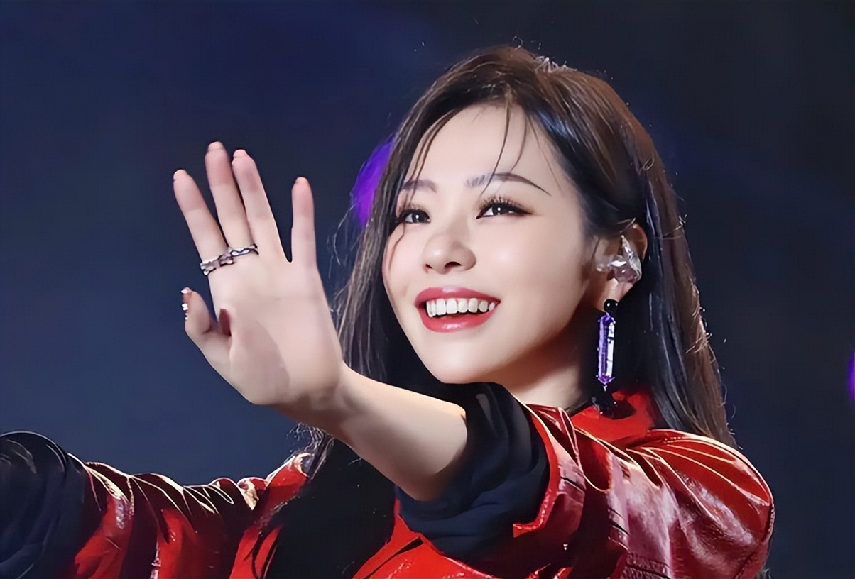 离婚7年，张靓颖再次让人刮目相看，独得6亿的冯轲后悔也晚了