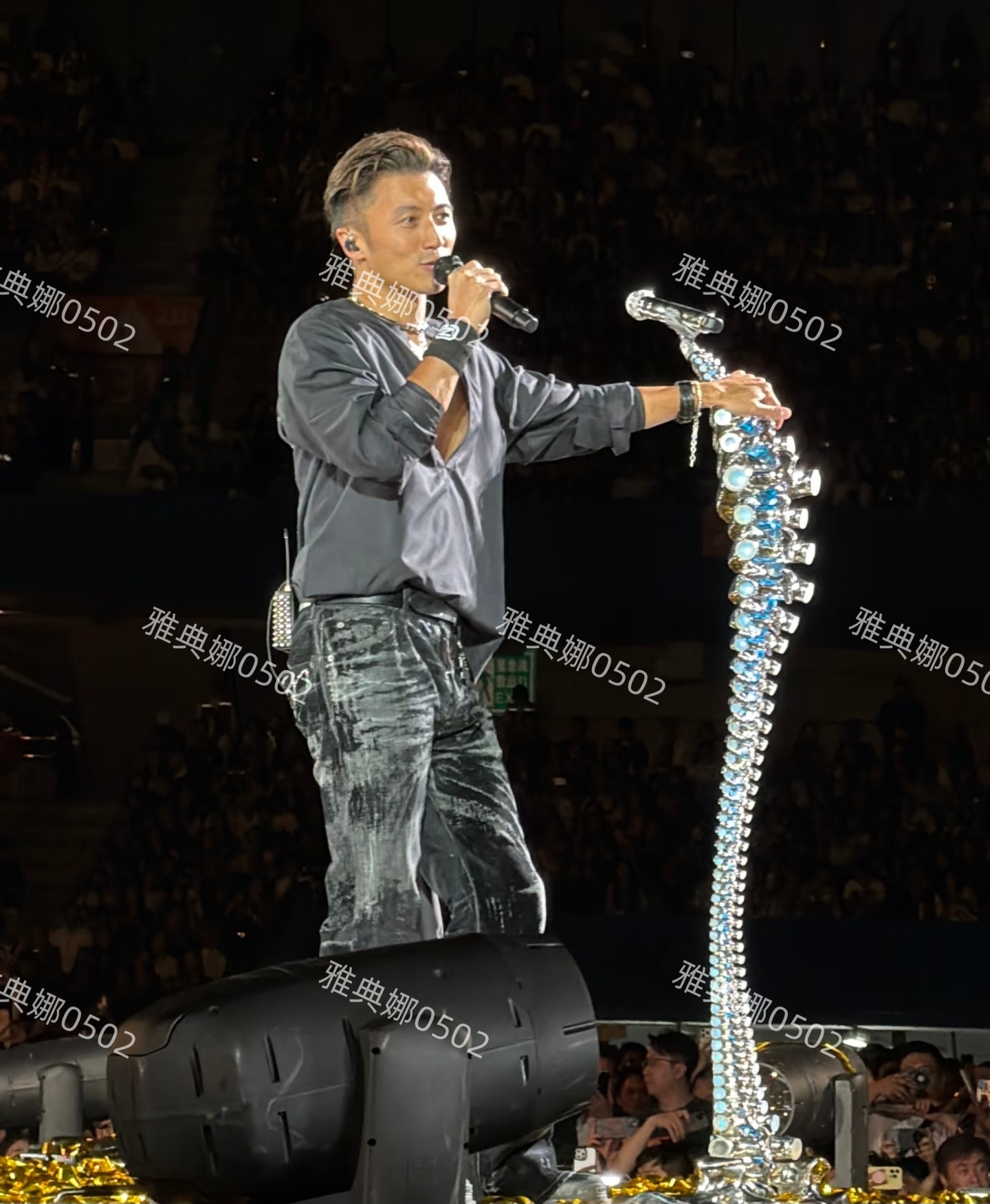 谢霆锋深圳演唱会造型比以往有突破，皮衣墨镜很酷就是个子有点矮