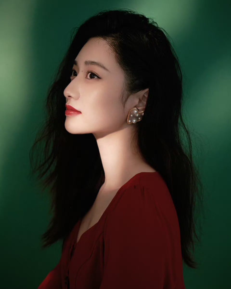 演员孙雪宁大片写真，又酷又辣，好有气场
