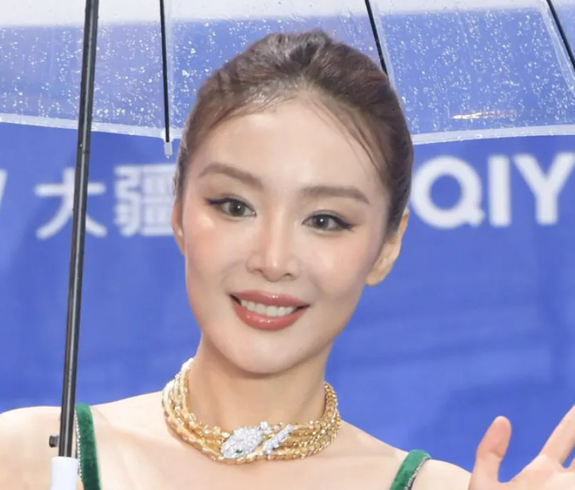 北影节下雨，红毯生图太真实！舒淇状态好，老戏骨无人搀扶太唏嘘