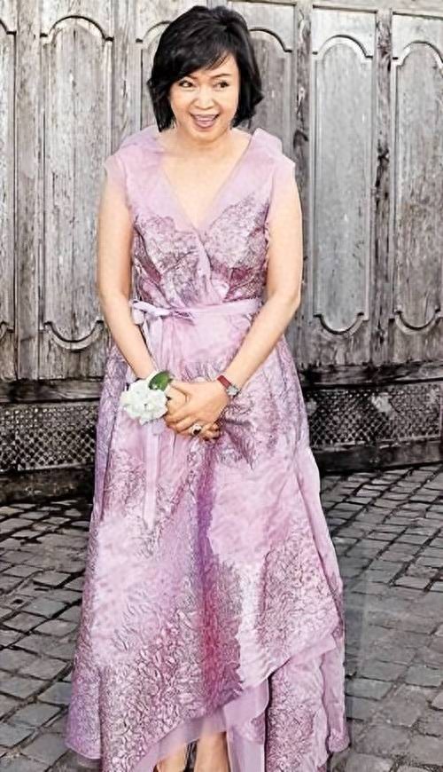 和已婚富豪同居31年不结婚,私生女成大明星,如今坐拥亿万家产