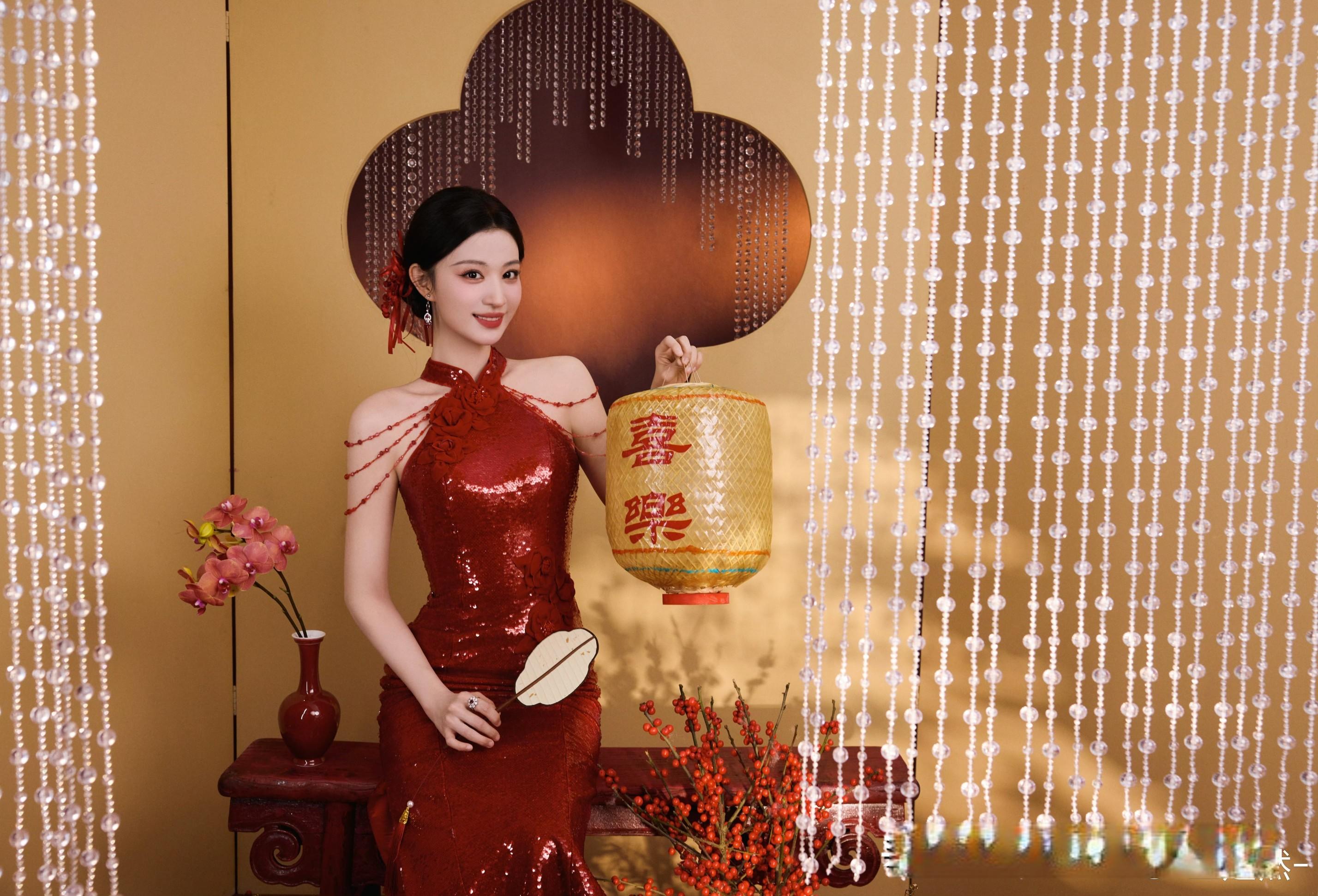 王楚然 红裙小露香肩美如仙女下凡 看的让人不想眨眼 又白又瘦