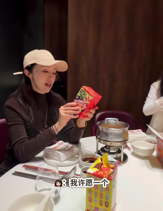 董璇带小酒窝剧组聚餐！周也送迪奥发圈翟潇闻送定制香水，好受宠