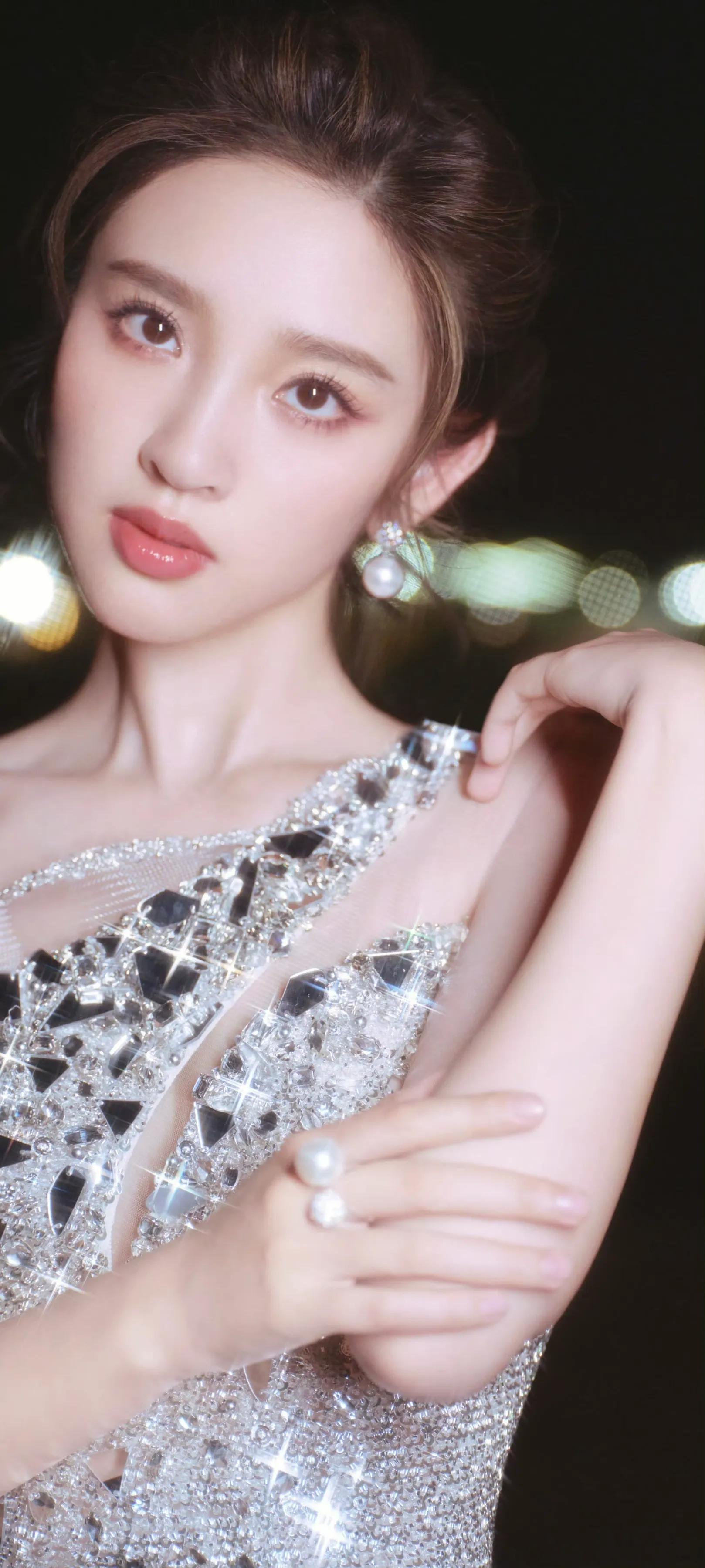 唐艺昕穿搭，银妆夏夜，闪闪清冷气质