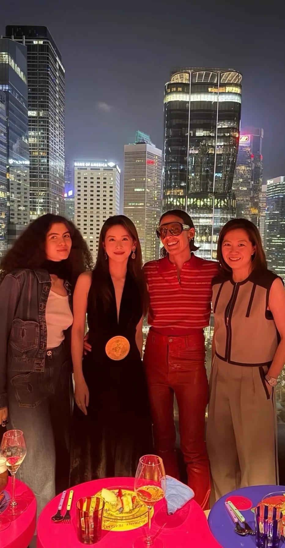 邓文迪戴黄金手镯看展，林志玲穿红裙漂亮，章泽天素颜很青春！