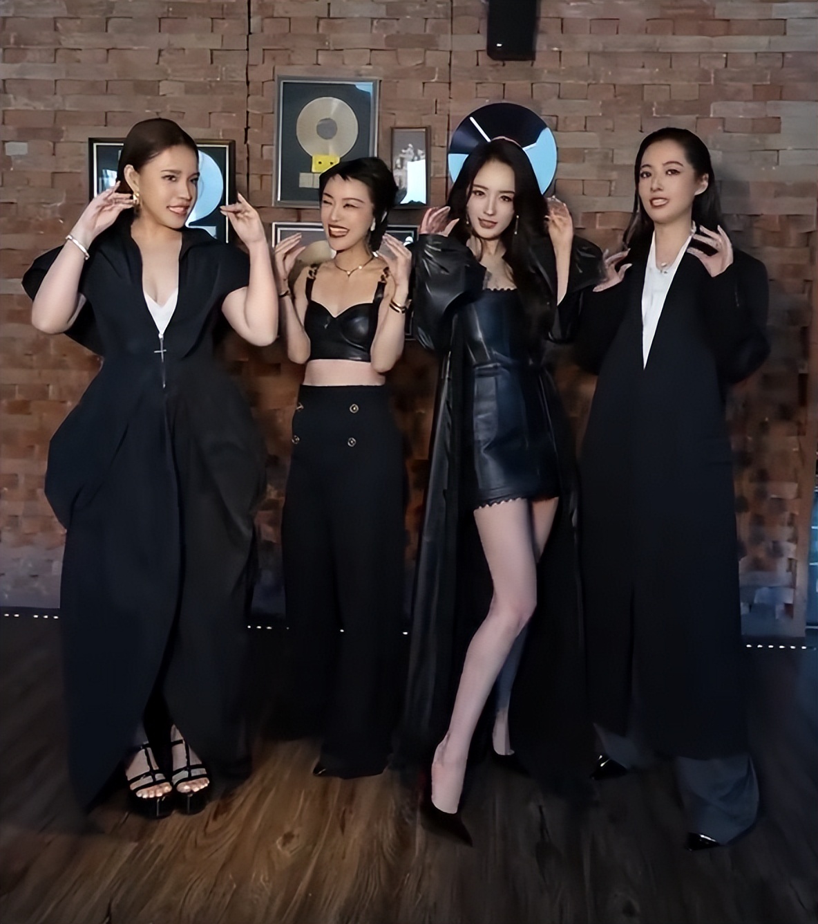 赵丽颖与杨幂同天走红毯，一个娃娃脸一个褶多，骨相皮相区别明显