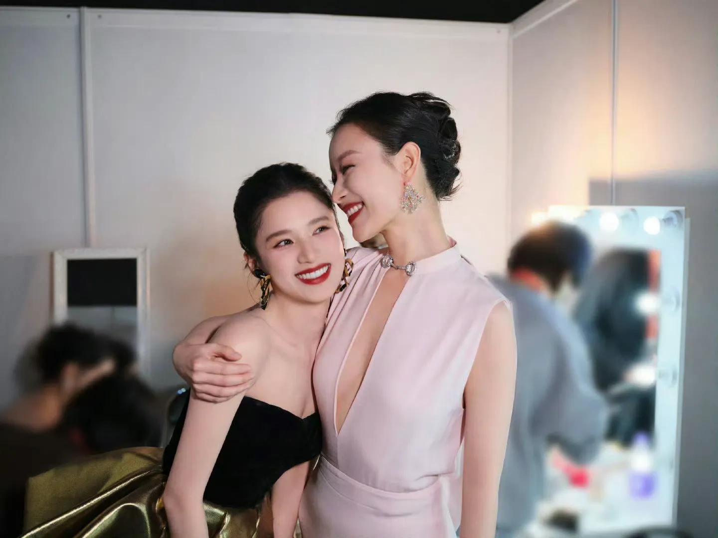 倪妮穿的真大方