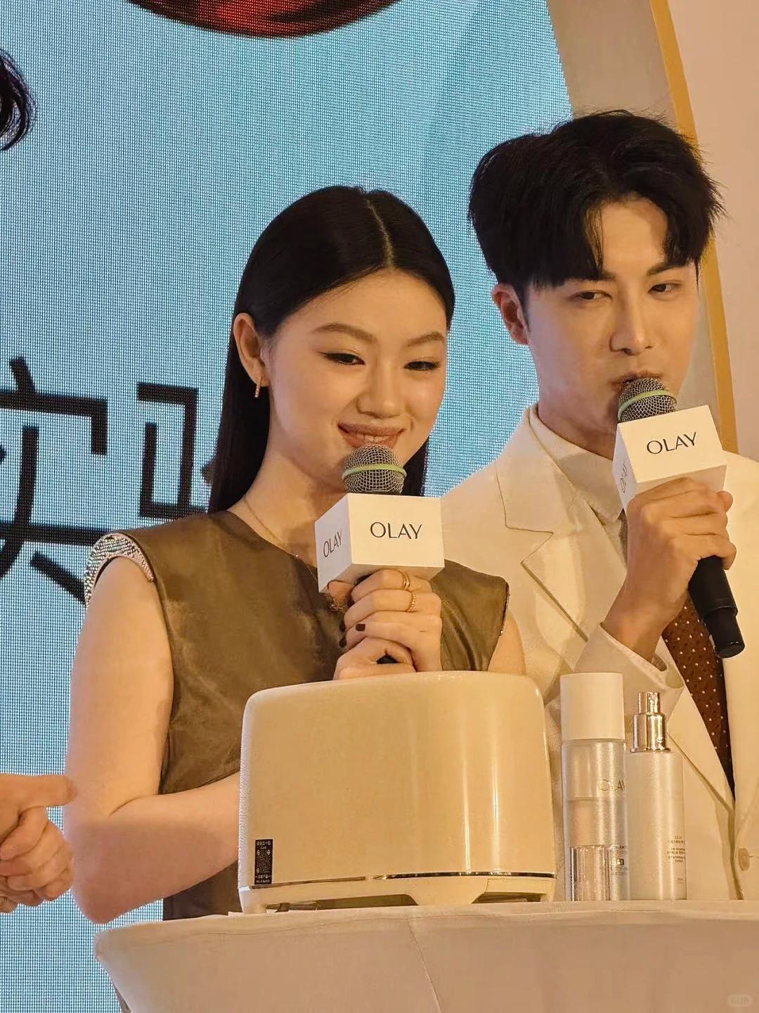 单依纯出席活动，脸大嘴肿眼神犀利，网友：这也能当明星？