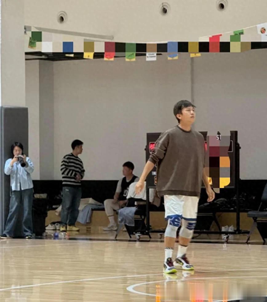 47岁邓超在上海体育馆打篮球被偶遇，他现实中真人看起来好年轻