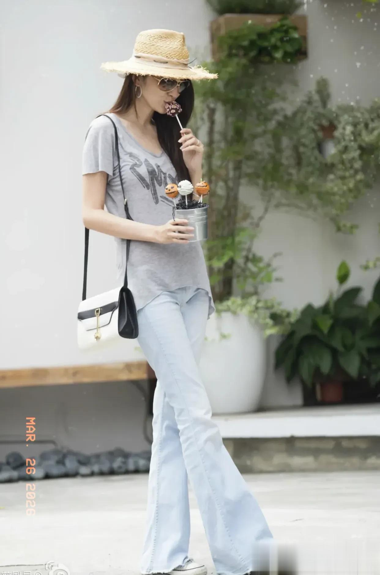 吴佩慈香港看展，穿搭时尚长腿抢镜，网友：七姐妹中过的最舒服的
