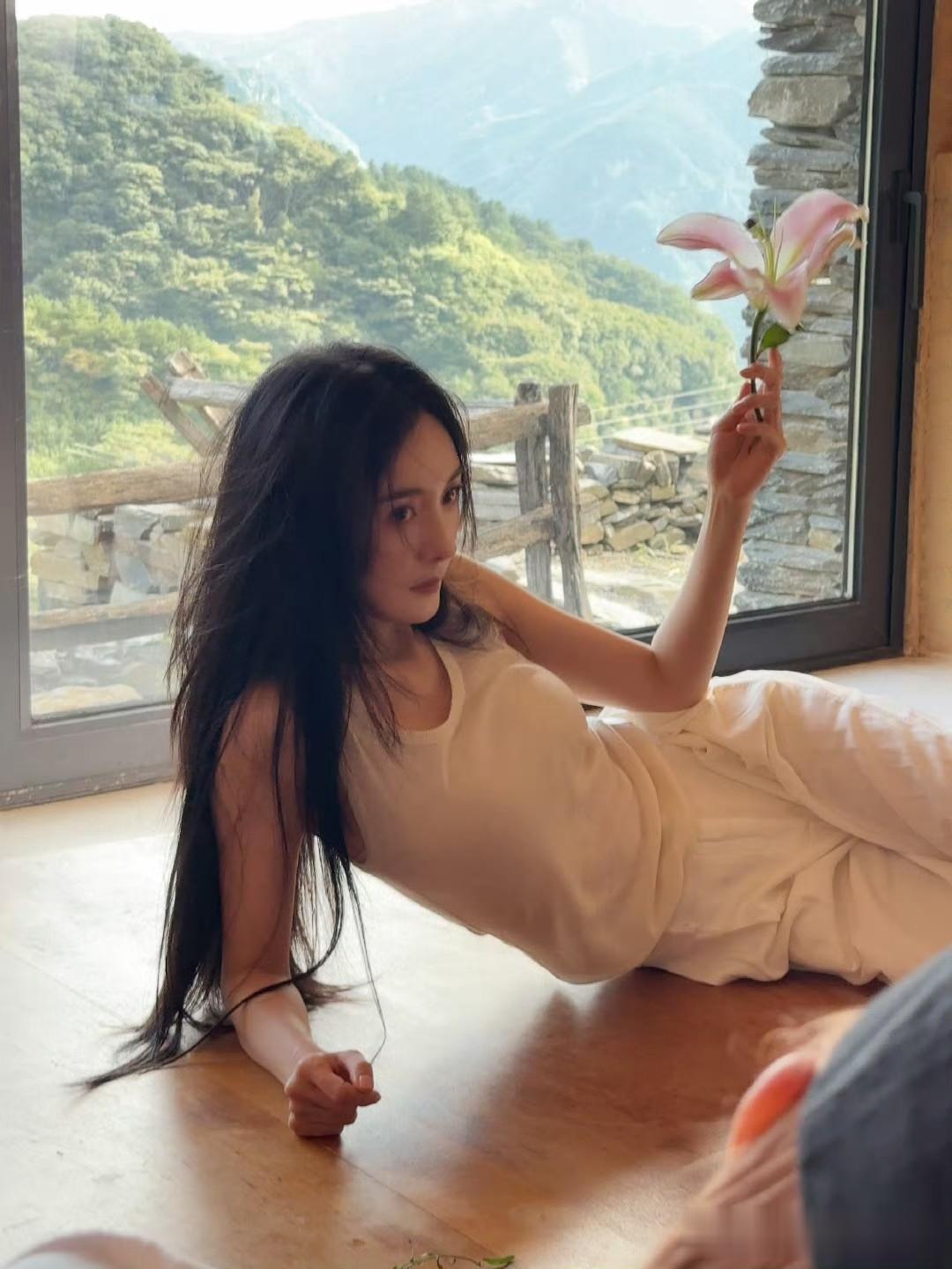 杨幂生日被花包围,杨幂生日写真图,好美