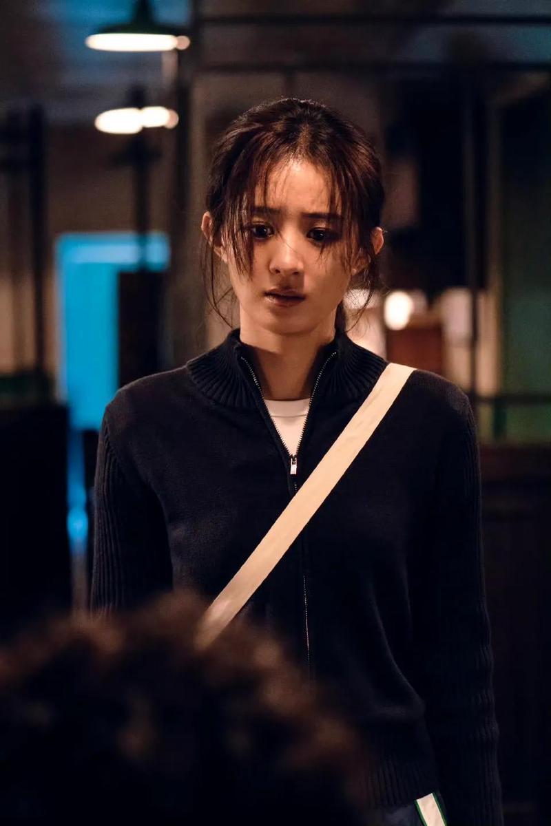 打拼多年，赵丽颖也没想到，如今33岁的亲弟弟竟成了自己的救赎