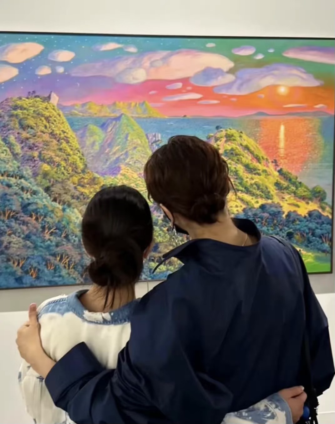 TVB前当家花旦现身艺术展!一身名牌状态佳,转行从商连生三女