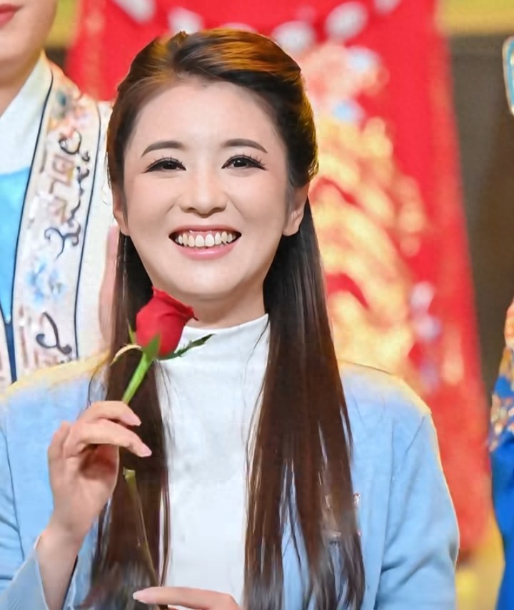 被李云霄的笑容治愈了，蓝衫长发，玫瑰配搭尽显甜妹气质