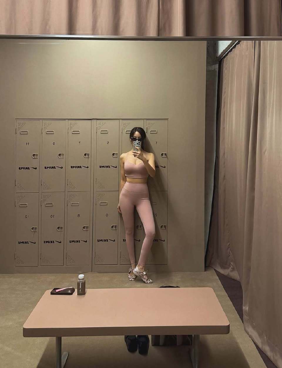 朴孝敏穿着粉色瑜伽服自拍,这身材真紧致,太美了