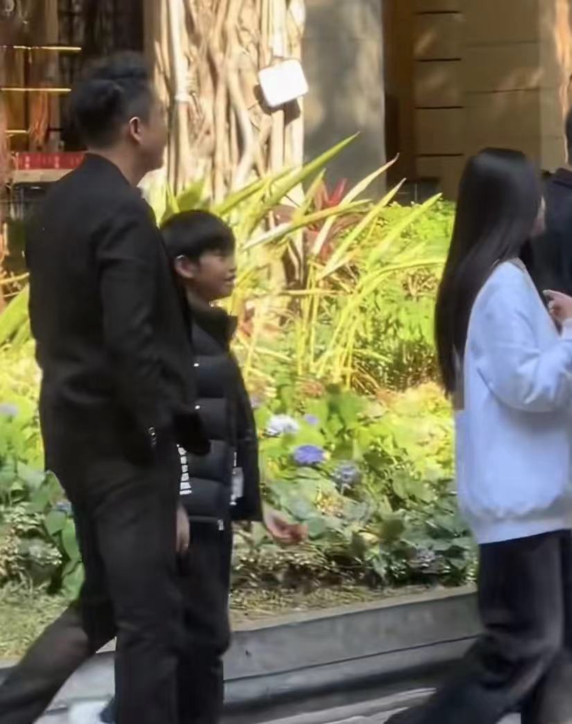 大S雕像不像引发热议，两个孩子和爸爸广州游，完全不受影响