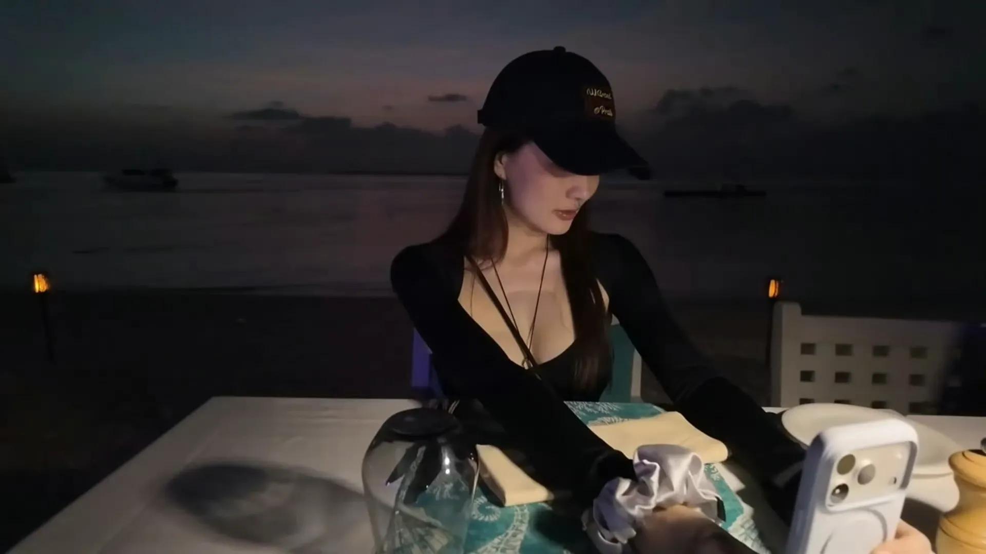 徐璐 ｜马尔代夫夜色海边照，身材火辣