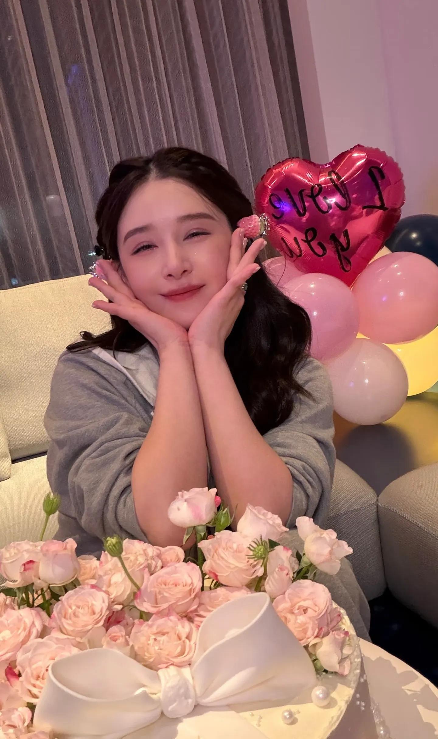 阚清子昨天生日，老公接机帮她推行李准备超大束鲜花，真的好幸福