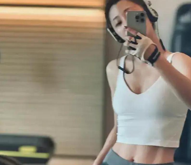 46岁殷桃现状：健身塑造“火辣”细腰，未婚未育生活幸福