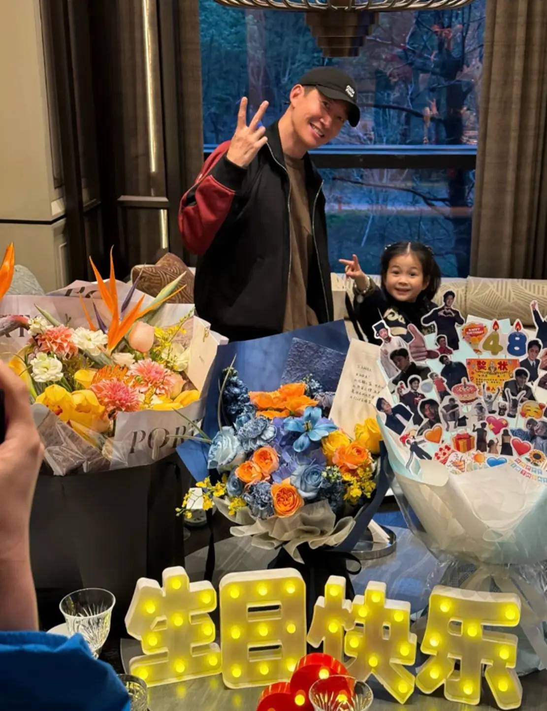 48岁王阳家中庆生，穿白T恤配牛仔裤清爽不油腻！