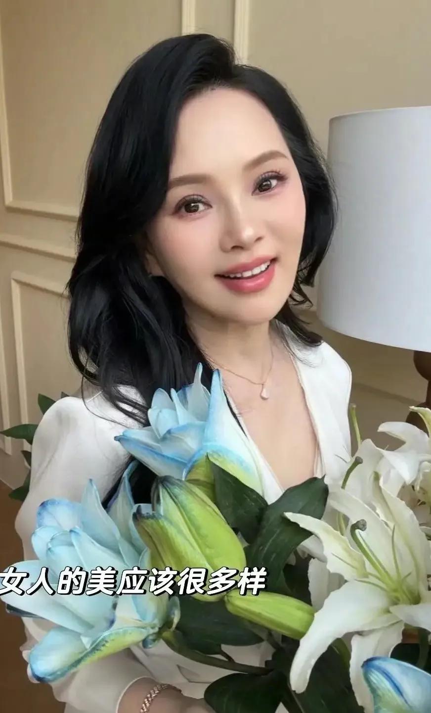 伊能静58岁生日晒全家福，儿子恩利一同庆祝，女儿米粒送了小金豆