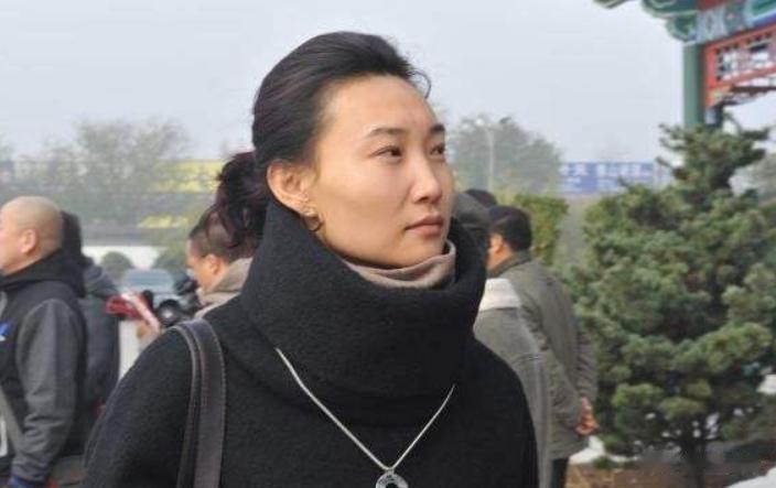 隐婚生子？移民国外？央视主持李梓萌现状曝光，传闻终于真相大白