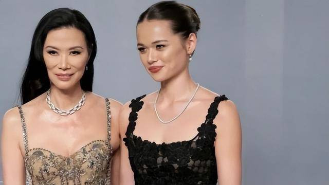 58岁邓文迪现身，医美脸肿胀