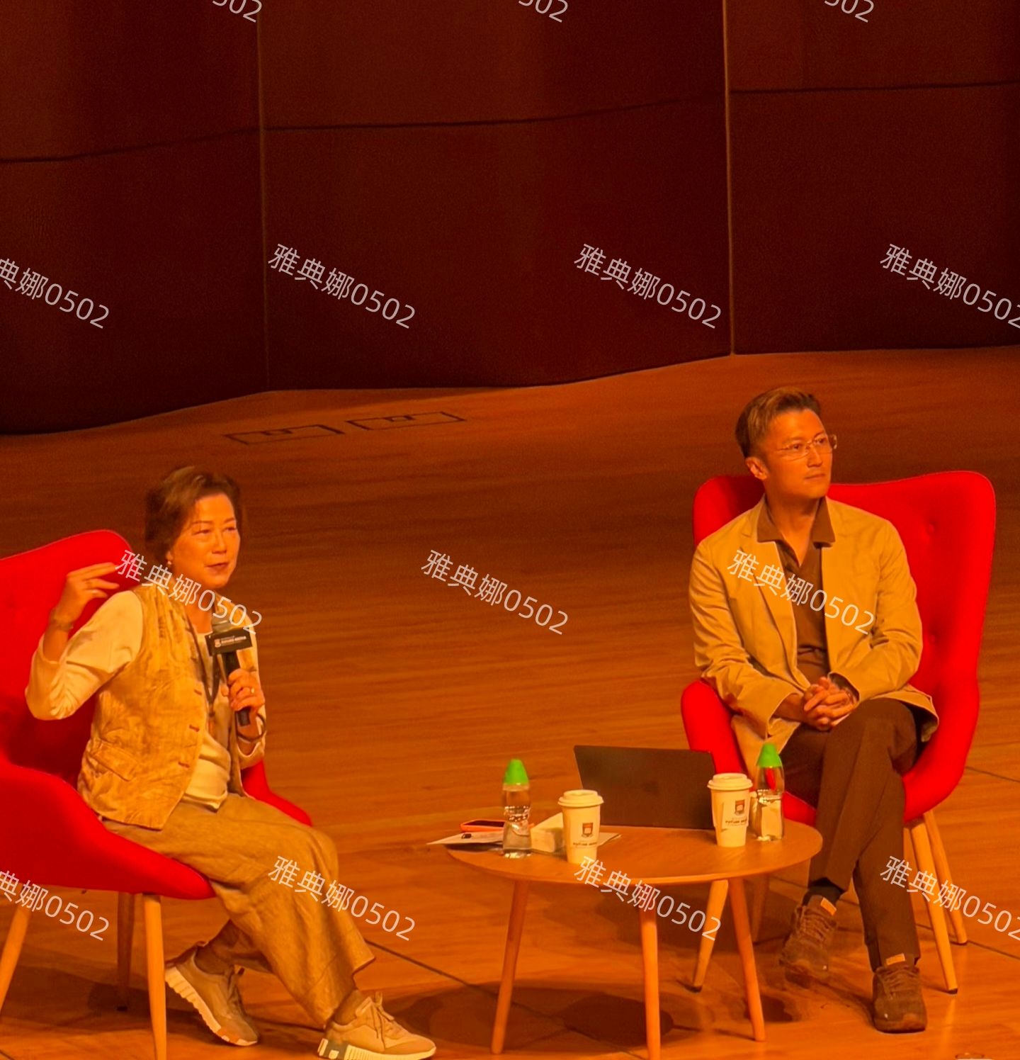谢霆锋现身港大开讲座穿商务装戴金丝眼镜聊创业，精英高智感拉满