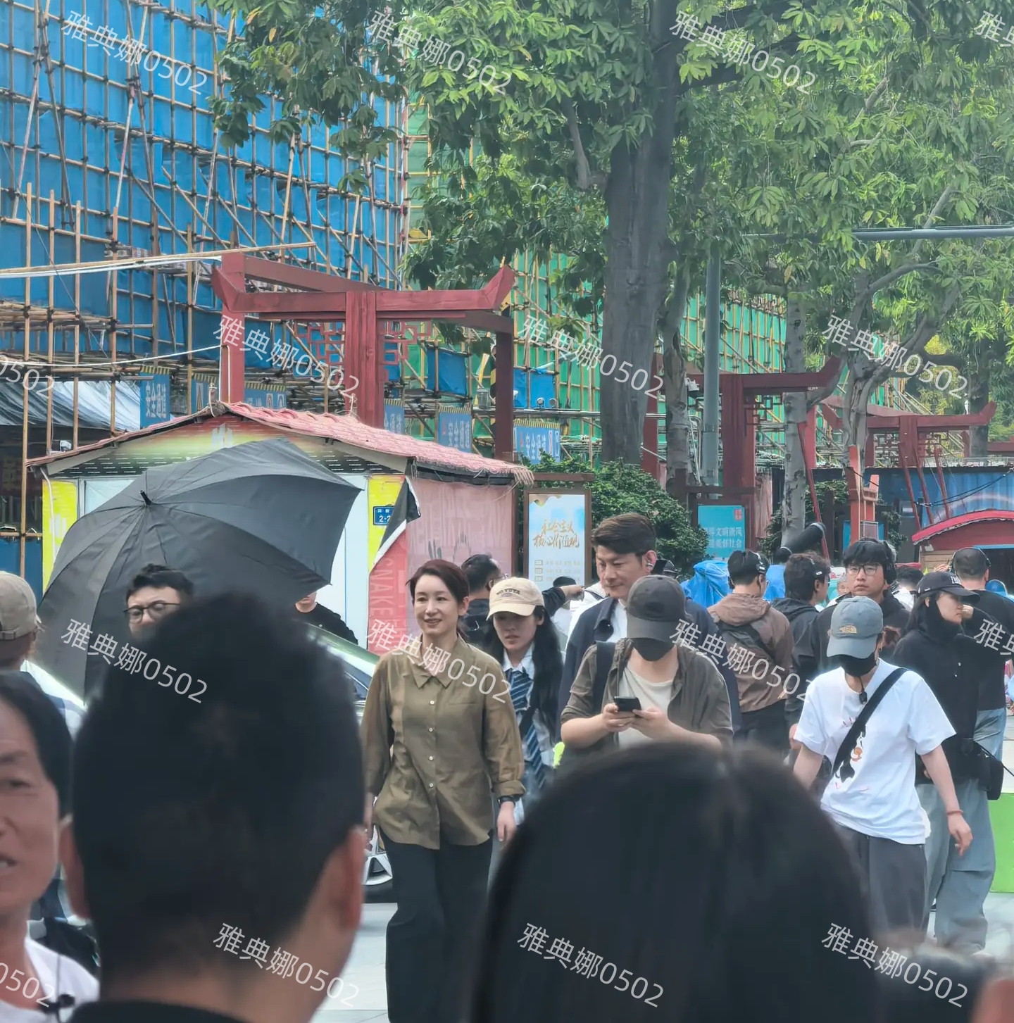 厦门街头偶遇明星拍戏，孙俪的红发造型好有个性，秦海璐很有气质
