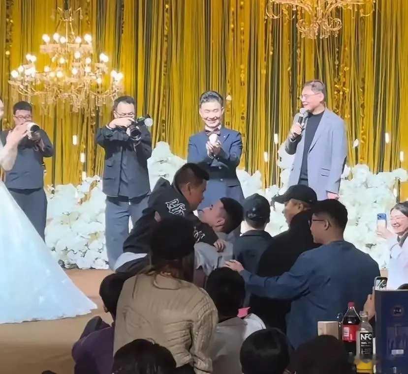 郭德纲一家参加婚礼 11岁郭汾阳胖嘟嘟被宠上天 助哥哥郭麒麟抢到花