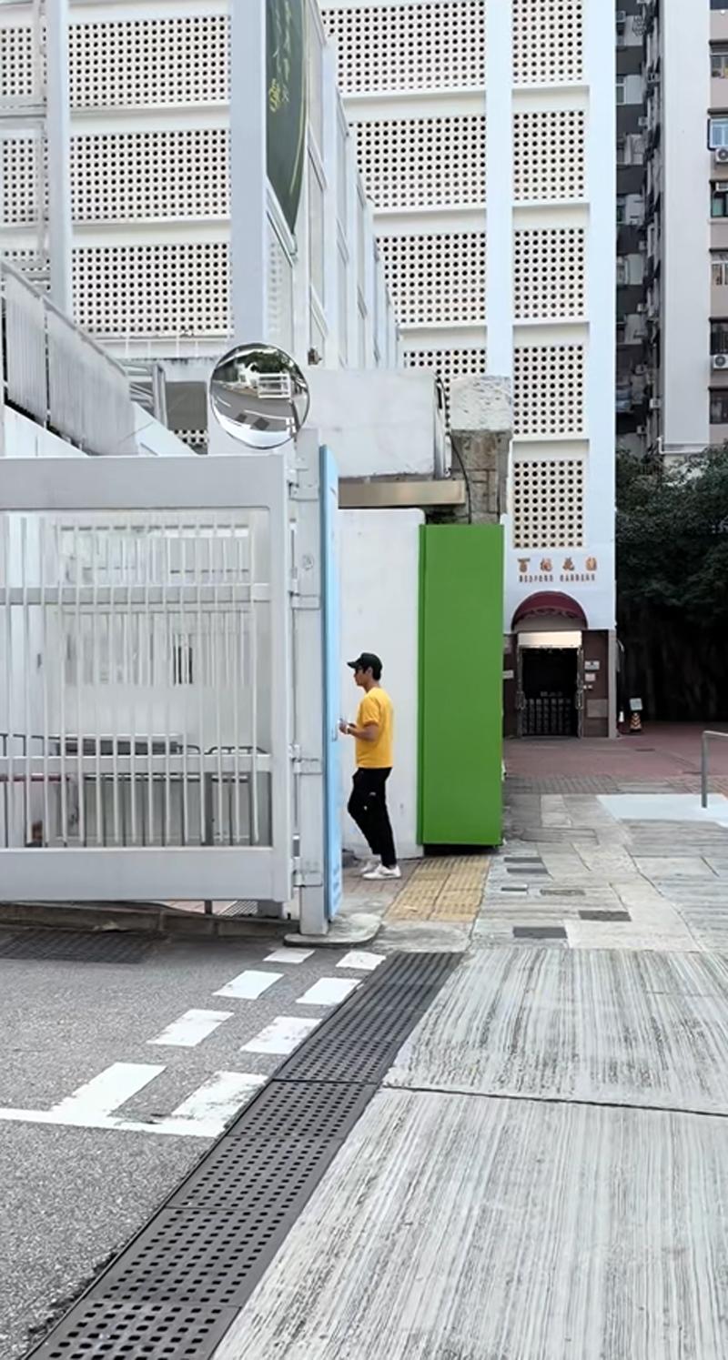 郑嘉颖被偶遇接儿子放学，7岁儿子读公立小学，开32万车子显节俭