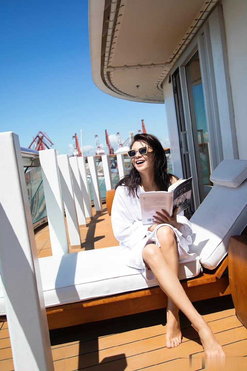 刘涛,白裙光脚妆造型,既优雅又温柔