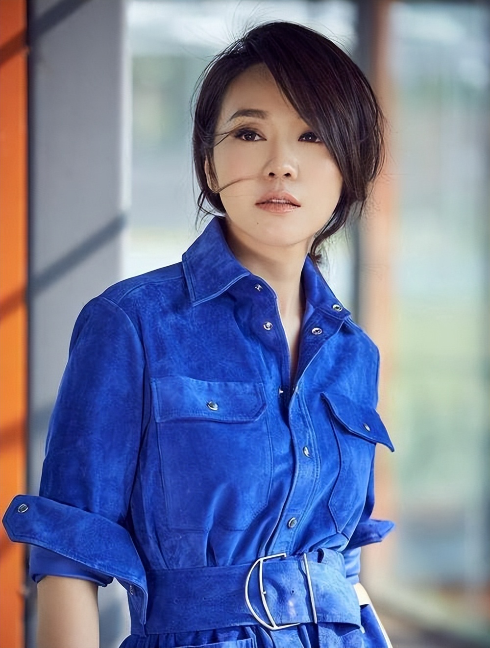 离婚22年至今单身的闫妮，不是放不下前夫，而是放不下这两位