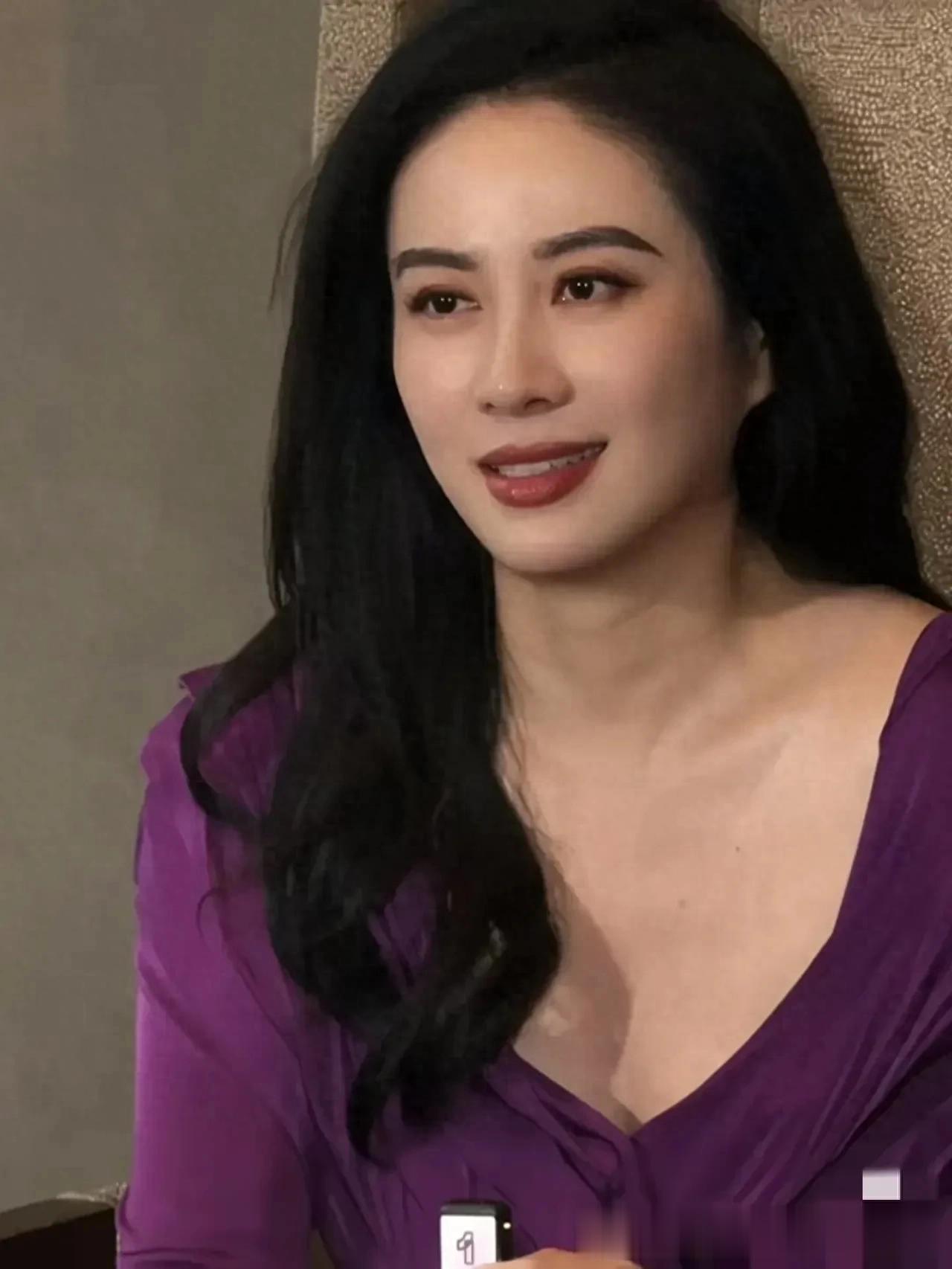 不怪那么多人想娶她,路人镜头下都美若天仙。